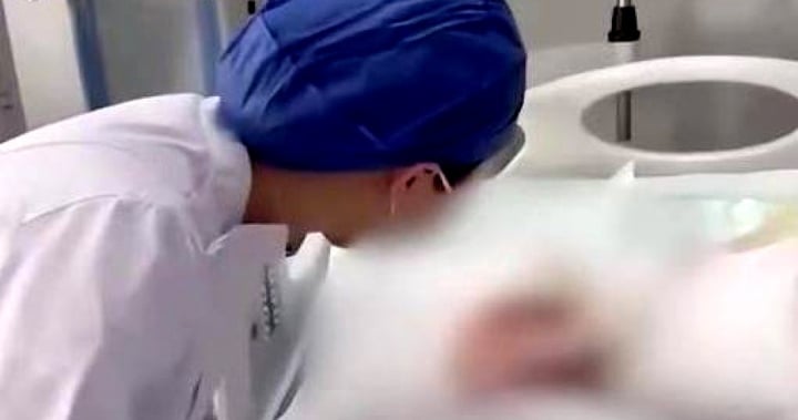 Cầm thước eke ném nữ sinh vỡ hộp sọ, giáo viên phân bua 'đánh nhầm người' - Ảnh 1. Cầm thước eke ném nữ sinh vỡ hộp sọ, giáo viên phân bua 'đánh nhầm người' - Ảnh 1.