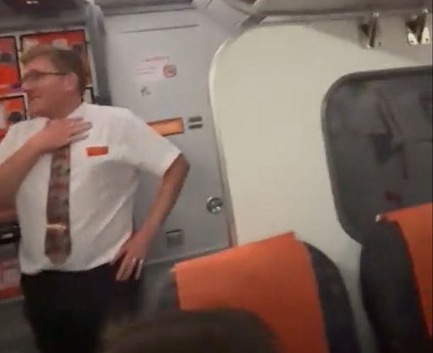 Đôi hành khách có hành vi phản cảm trên máy bay, đoạn clip ghi lại sự việc khiến dân tình &quot;nóng mắt&quot; - Ảnh 1.