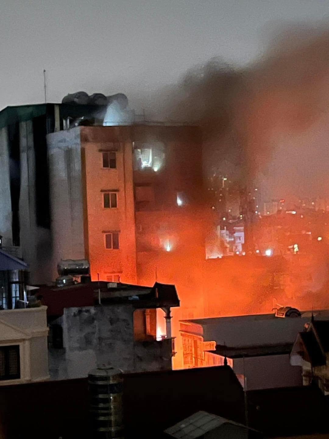 Vụ cháy chung cư mini ở Hà Nội: Đã cứu hộ hơn 70 người - Ảnh 1.