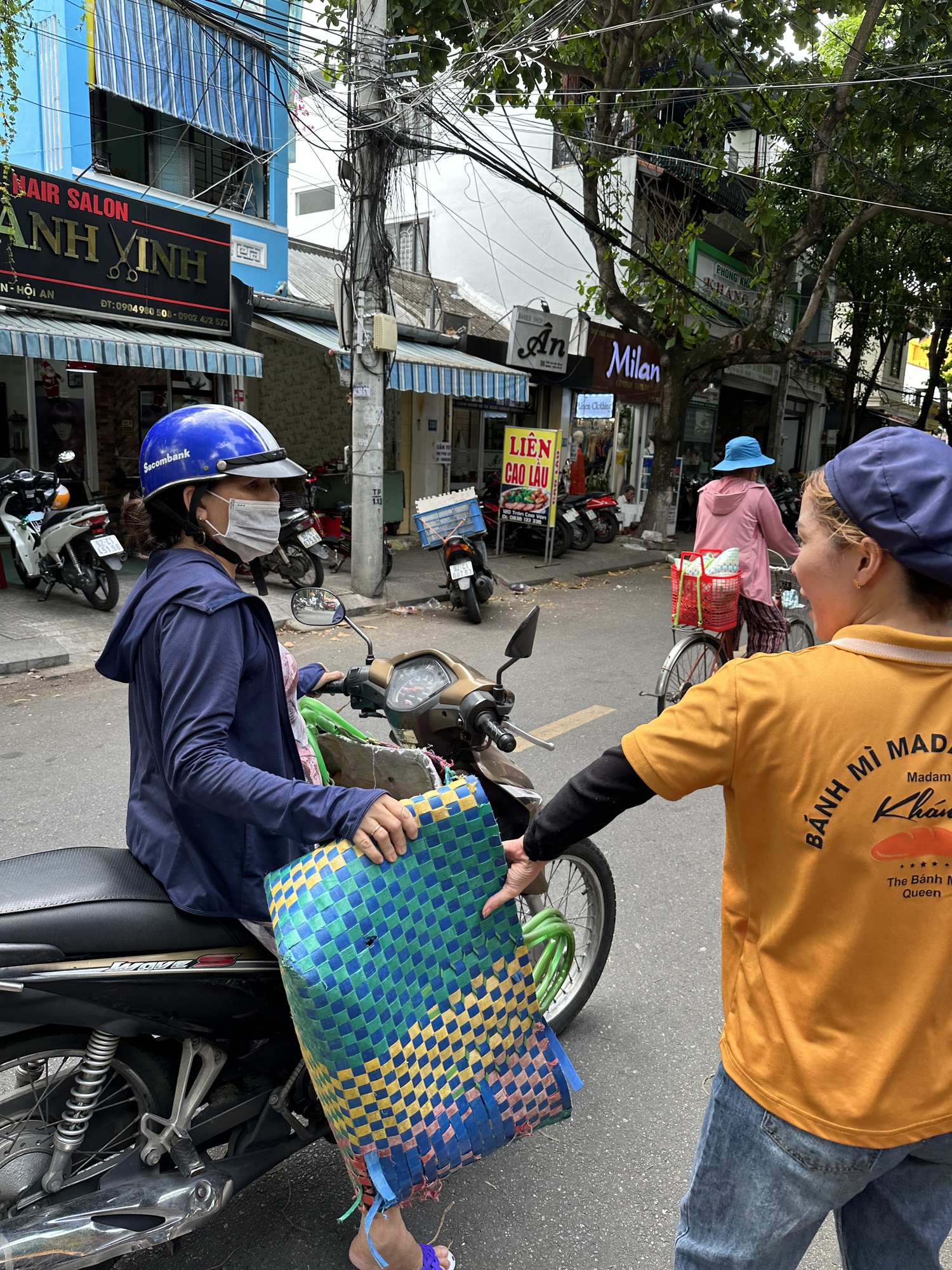 Hội An: Bánh mì Phượng tạm đóng cửa, dân tình đổ sang tiệm bánh mì Madam Khanh đông tấp nập - Ảnh 3.