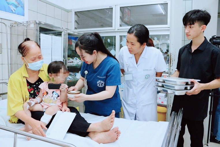 Tình trạng sức khỏe 7 trẻ nhỏ là nạn nhân vụ cháy đang điều trị tại Bệnh viện Bạch Mai - Ảnh 2.
