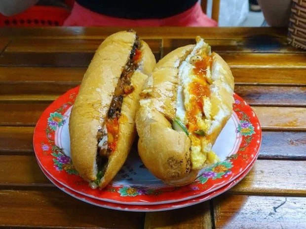 Hội An: Bánh mì Phượng tạm đóng cửa, dân tình đổ sang tiệm bánh mì Madam Khanh đông tấp nập - Ảnh 4.