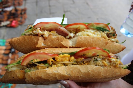 31 người ngộ độc sau khi ăn bánh mì Phượng ở Hội An - Ảnh 2.