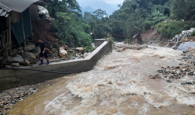 Lũ quét khiến 2 người chết, 4 người bị cuốn trôi ở Sa Pa - Ảnh 1.