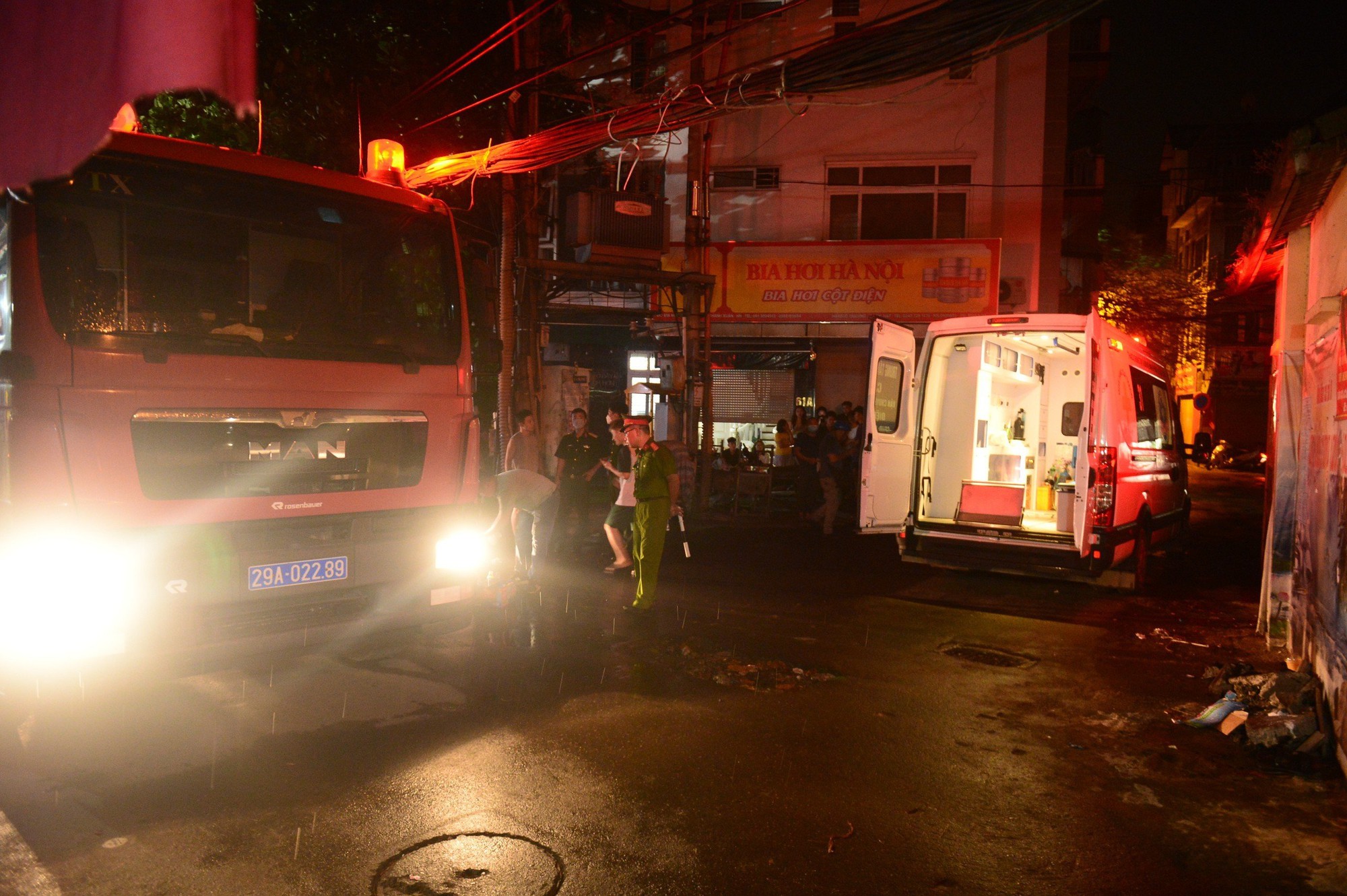 Vụ cháy chung cư mini ở Hà Nội: Nhiều gia đình vẫn đang hốt hoảng tìm người thân - Ảnh 3.