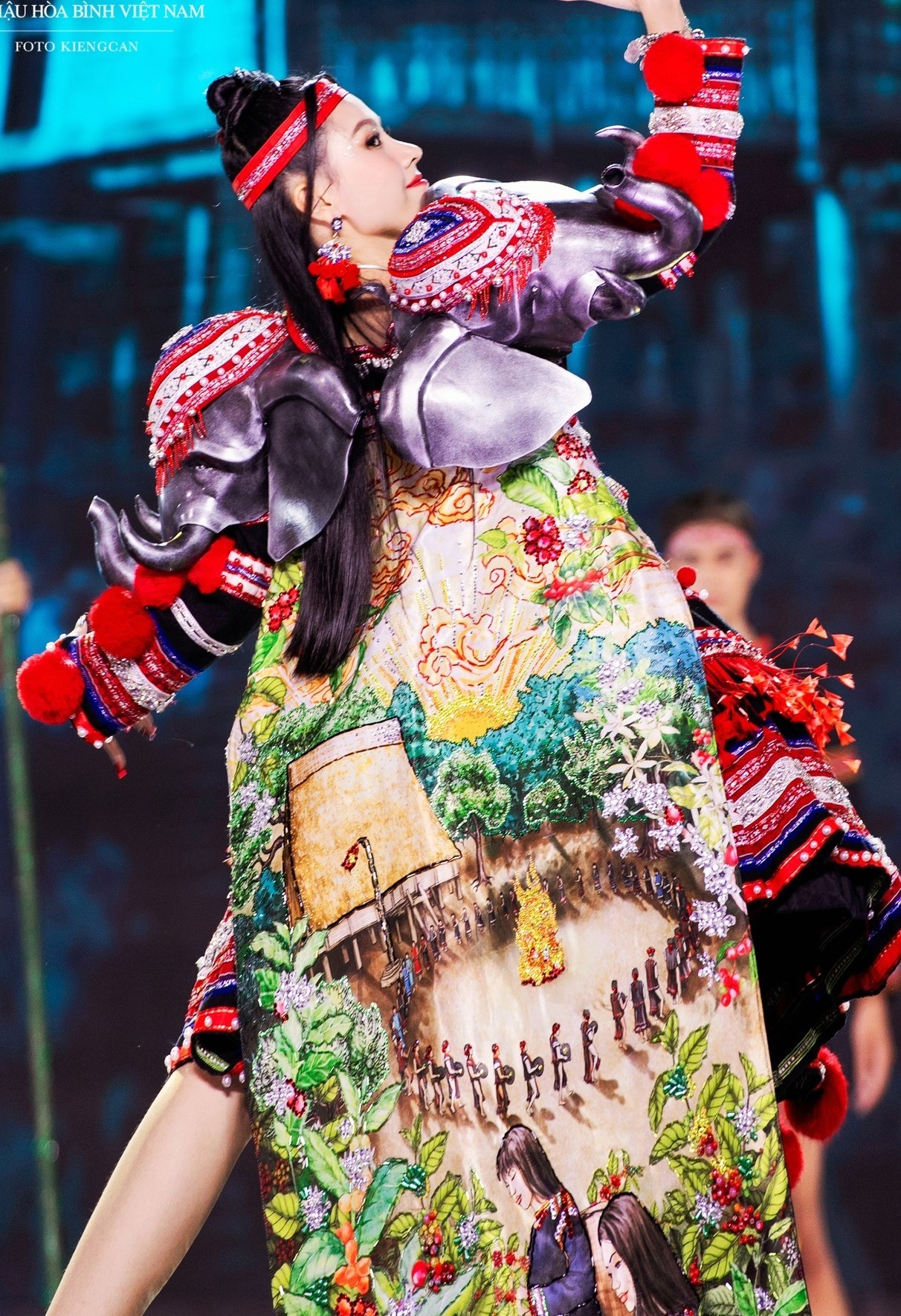 Trang phục dân tộc của Á hậu Ngọc Hằng tại Hoa hậu Liên lục địa - Ảnh 1.