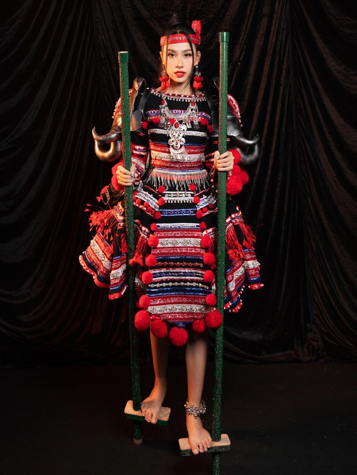 Trang phục dân tộc của Á hậu Ngọc Hằng tại Hoa hậu Liên lục địa - Ảnh 2.