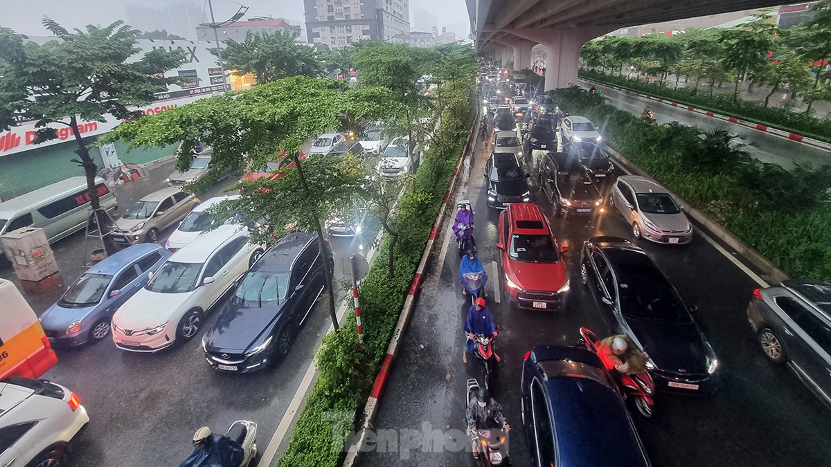 Mưa từ sáng sớm, đường tắc, dân công sở chật vật tìm lối tới cơ quan - Ảnh 7.