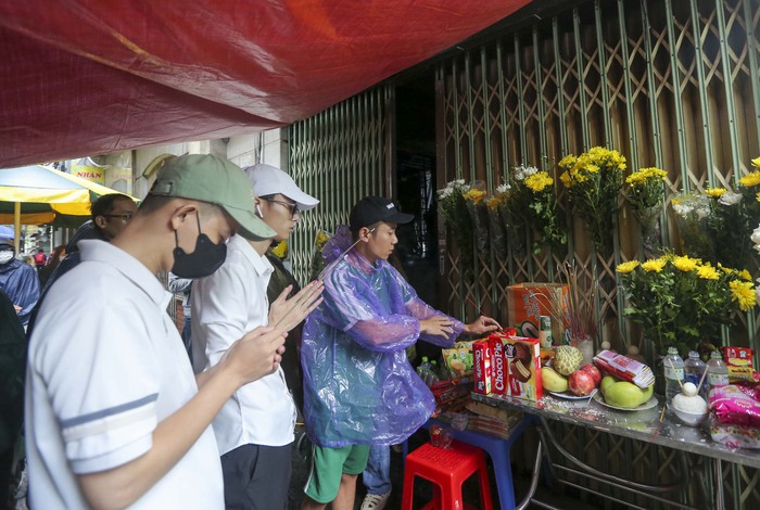 Người dân Hà Nội đội mưa đến nơi xảy ra vụ cháy chung cư mini, đặt hoa tưởng niệm các nạn nhân xấu số - Ảnh 3.