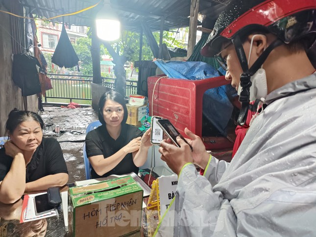 &quot;Thi thoảng vẫn nhìn thấy nhau, nay người ta đã mất, quần áo còn phơi ngoài ban công...&quot; - Ảnh 1.