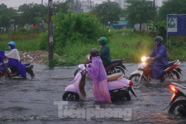 Mưa trắng trời, người dân TPHCM xách dép lội bì bõm trên quốc lộ - Ảnh 5.