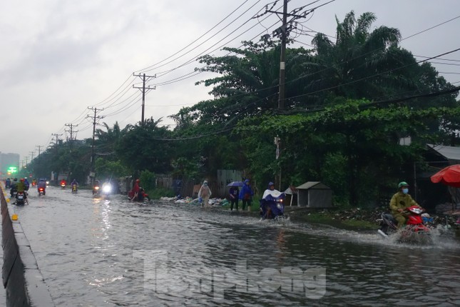 Mưa trắng trời, người dân TPHCM xách dép lội bì bõm trên quốc lộ - Ảnh 8.