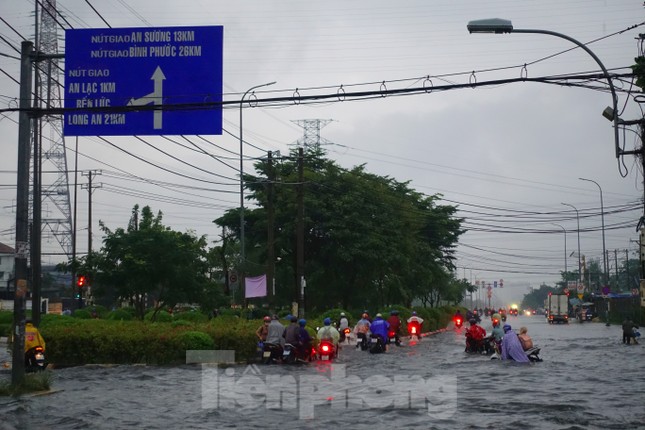 Mưa trắng trời, người dân TPHCM xách dép lội bì bõm trên quốc lộ - Ảnh 6.