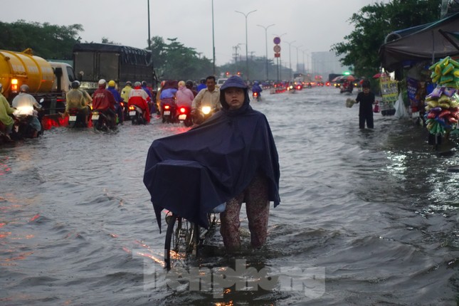 Mưa trắng trời, người dân TPHCM xách dép lội bì bõm trên quốc lộ - Ảnh 9.