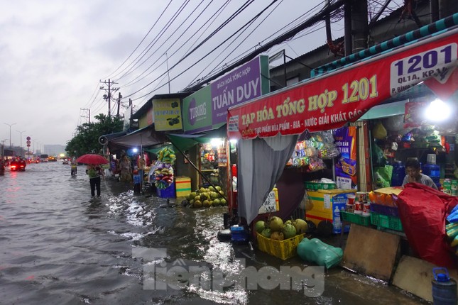 Mưa trắng trời, người dân TPHCM xách dép lội bì bõm trên quốc lộ - Ảnh 12.