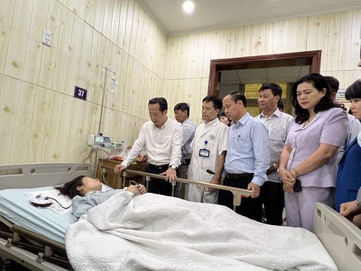 Cô giáo Hà Nội nhớ lại phút tử thần chồng ôm con nhảy xuống mái tôn từ tầng 3 - Ảnh 3. Cô giáo Hà Nội nhớ lại phút tử thần chồng ôm con nhảy xuống mái tôn từ tầng 3 - Ảnh 3.