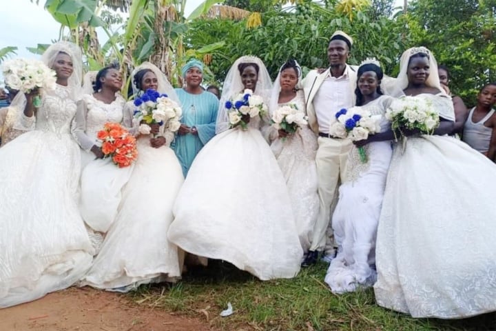 Người đàn ông cưới 7 vợ cùng một ngày, trong đó có 2 chị em ruột - Ảnh 2.