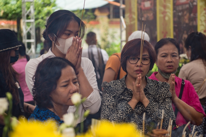 Người dân đội mưa, bật khóc trong lễ cầu siêu cho các nạn nhân vụ cháy chung cư mini ở Hà Nội - Ảnh 15.