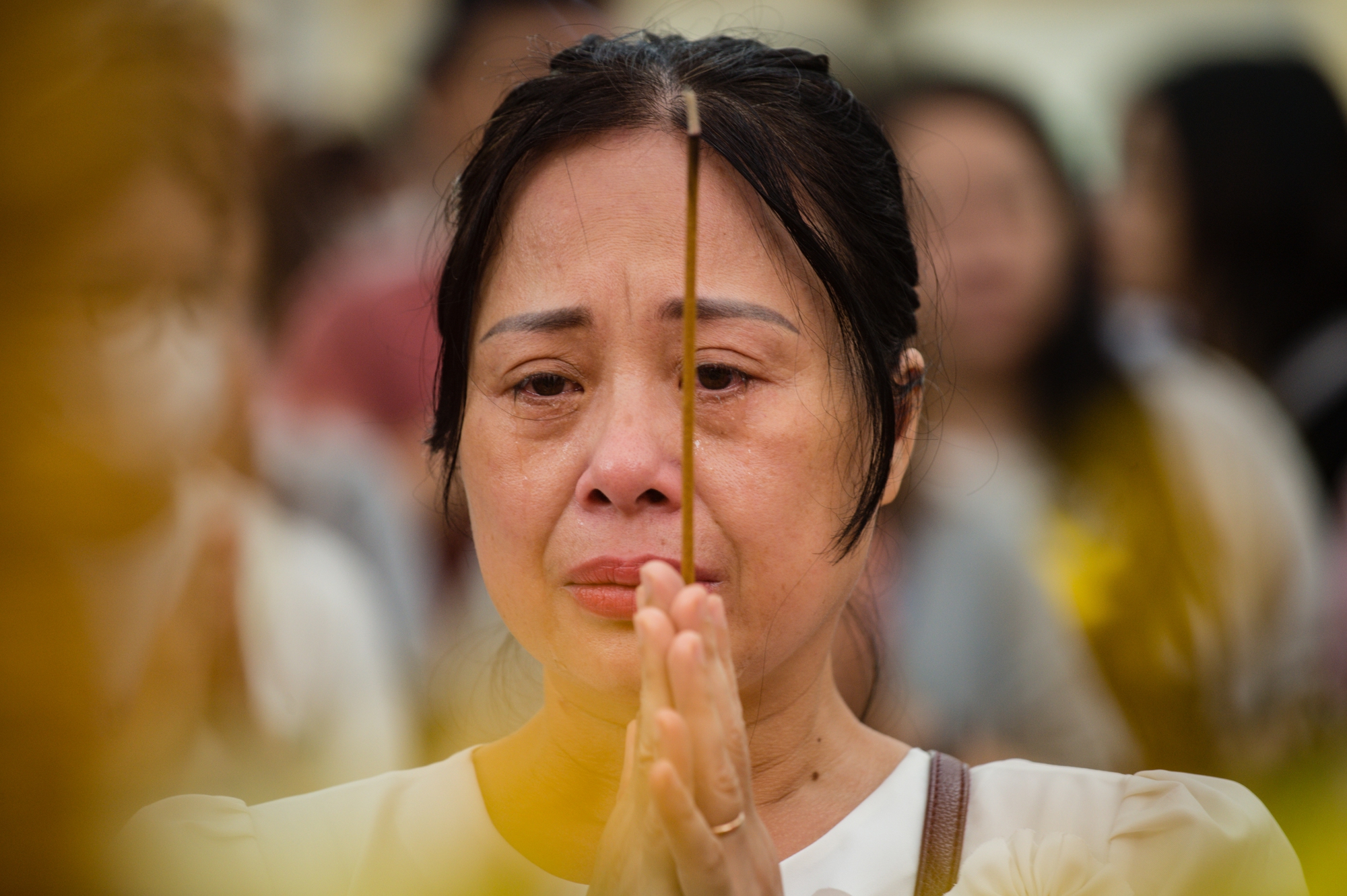 Người dân đội mưa, bật khóc trong lễ cầu siêu cho các nạn nhân vụ cháy chung cư mini ở Hà Nội - Ảnh 14.