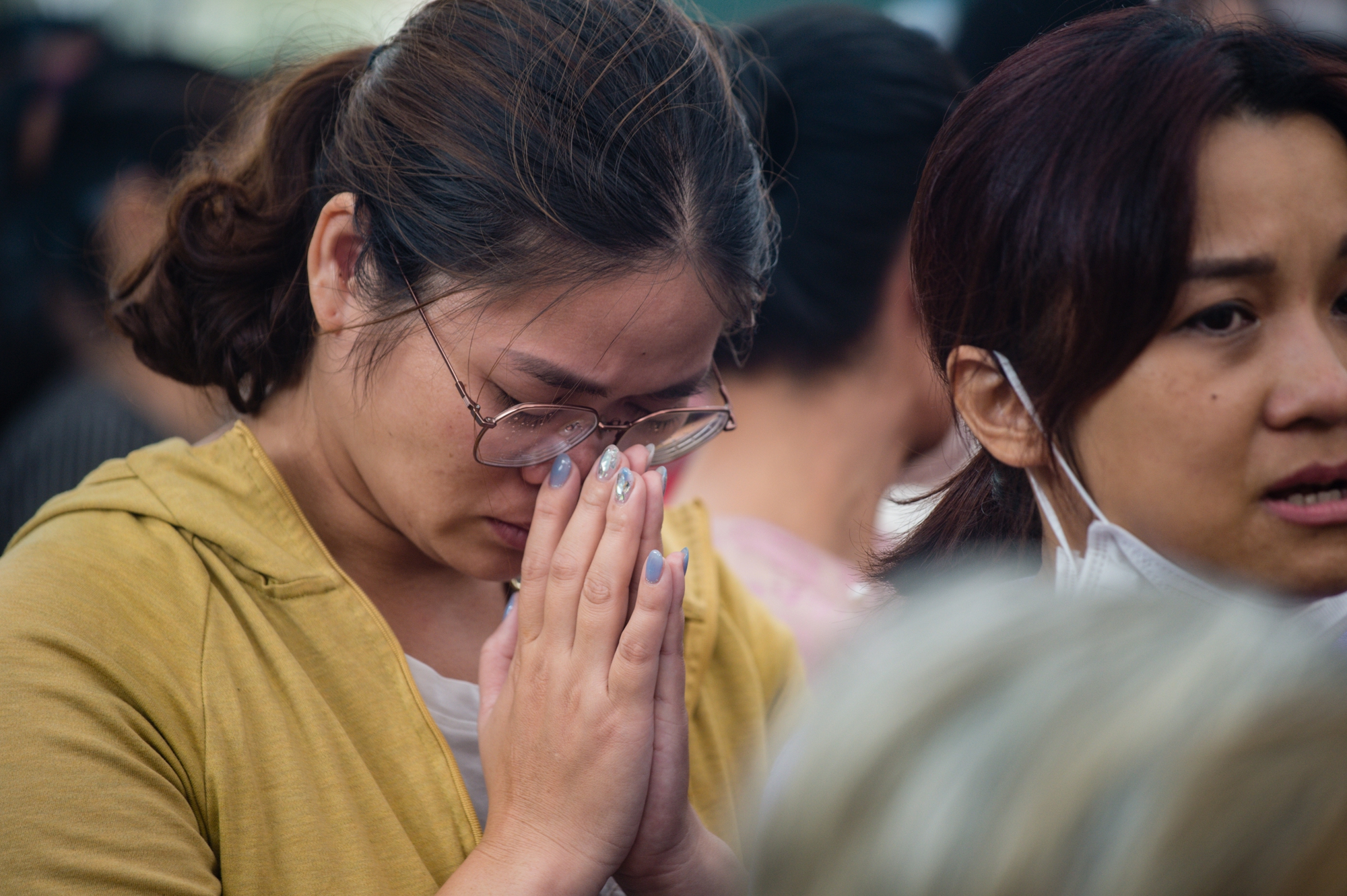 Người dân đội mưa, bật khóc trong lễ cầu siêu cho các nạn nhân vụ cháy chung cư mini ở Hà Nội - Ảnh 12.