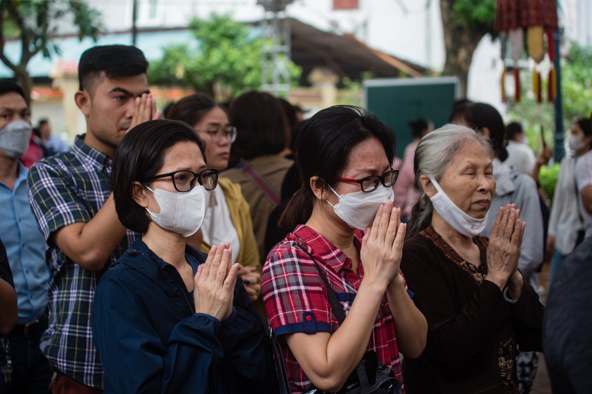 Người dân đội mưa, bật khóc trong lễ cầu siêu cho các nạn nhân vụ cháy chung cư mini ở Hà Nội - Ảnh 7.