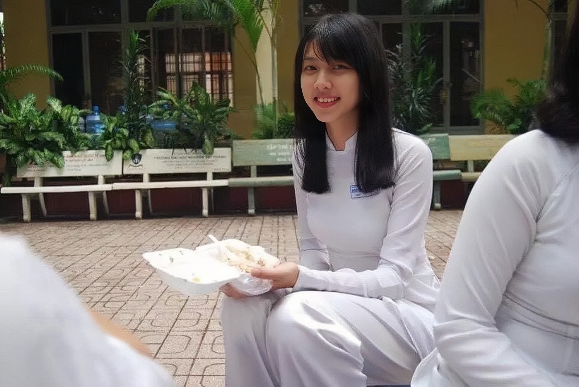 Bất ngờ với hình ảnh diện áo dài hồi cấp 3 của Hoa hậu Nguyễn Thúc Thùy ...