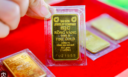 Giá vàng đang tăng mạnh, chạm mốc 69 triệu đồng/lượng - Ảnh 1.