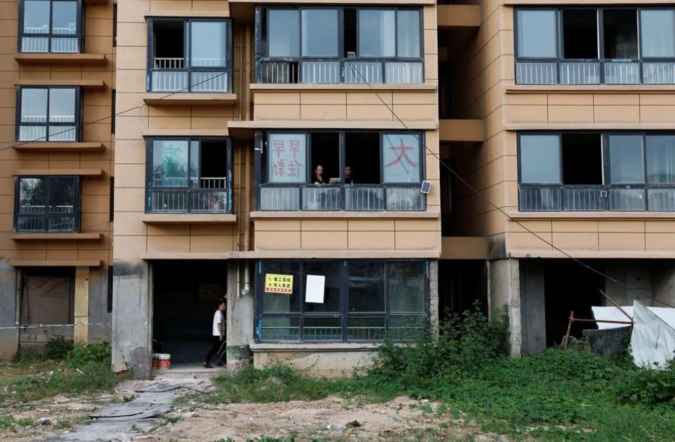 Nỗi khổ của những người lỡ mua chung cư xây dở dang ở Trung Quốc - Ảnh 1.