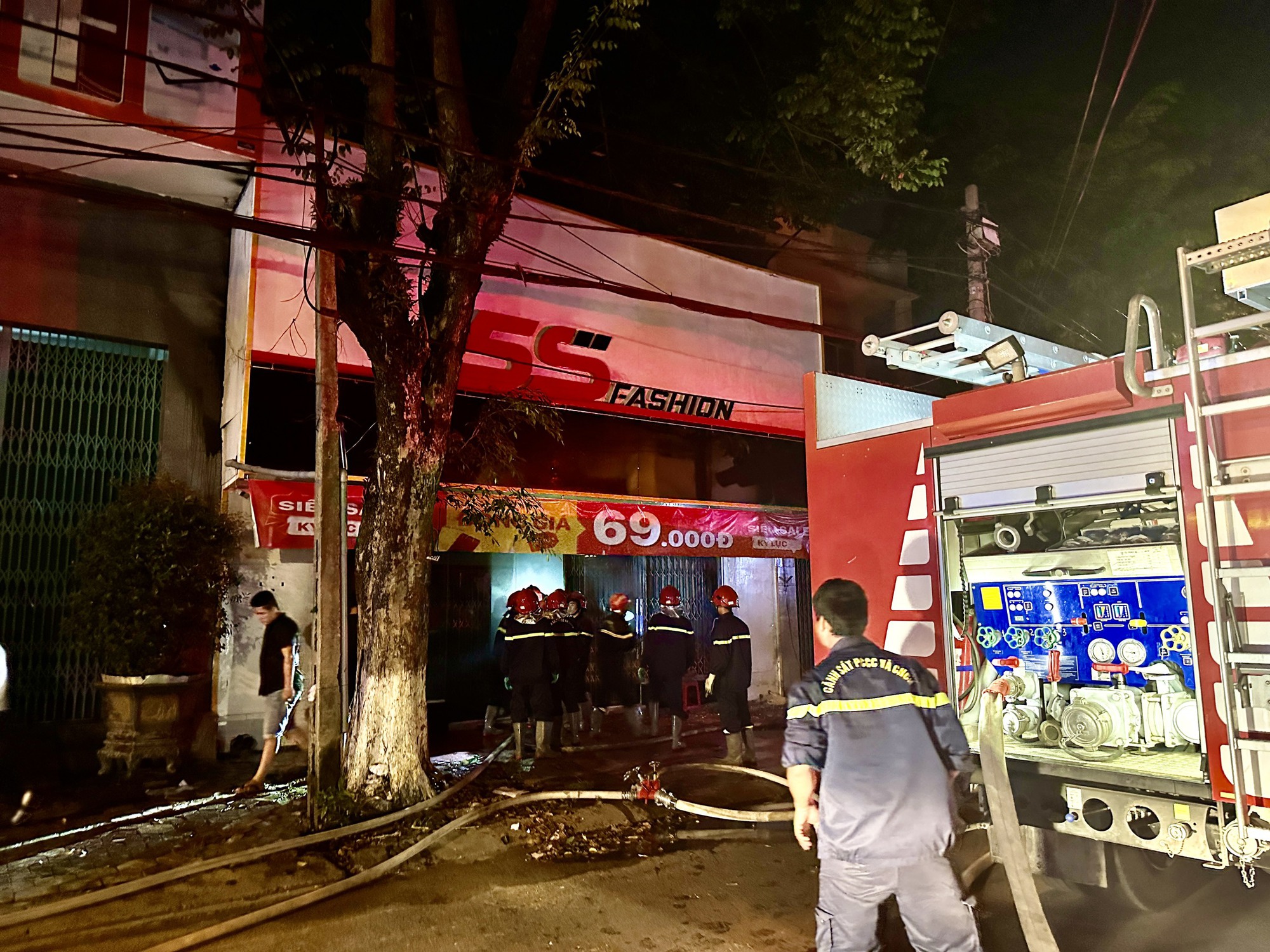 Nhiều người hốt hoảng khi lửa phát ra từ 1 cửa hàng không người trông coi - Ảnh 2. Nhiều người hốt hoảng khi lửa phát ra từ 1 cửa hàng không người trông coi - Ảnh 2.