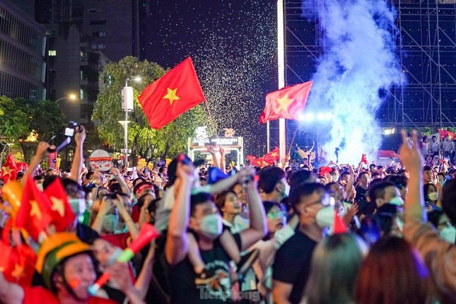 TPHCM cấm phương tiện lưu thông vào đường Nguyễn Huệ trong 2 buổi tối - Ảnh 1.