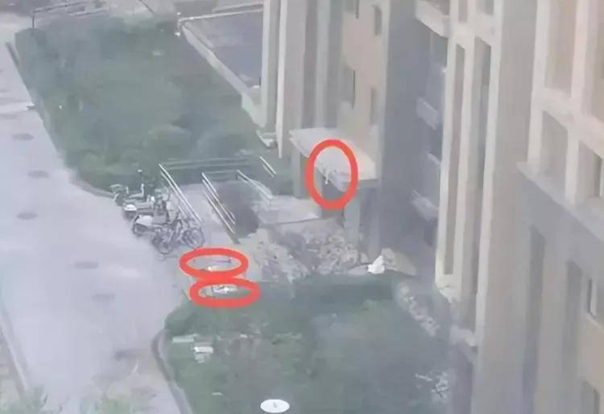 Vụ 3 mẹ con rơi từ tòa nhà chung cư ở Trung Quốc: Một đứa trẻ sống sót, nghi ngờ người mẹ dại dột - Ảnh 1.