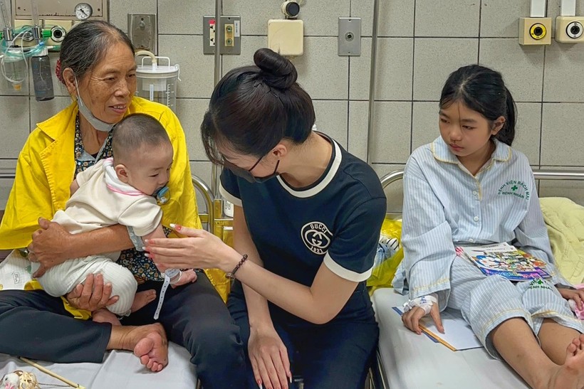 Hoa hậu Bảo Ngọc nhận nuôi bé gái trong vụ cháy chung cư mini - Ảnh 4.