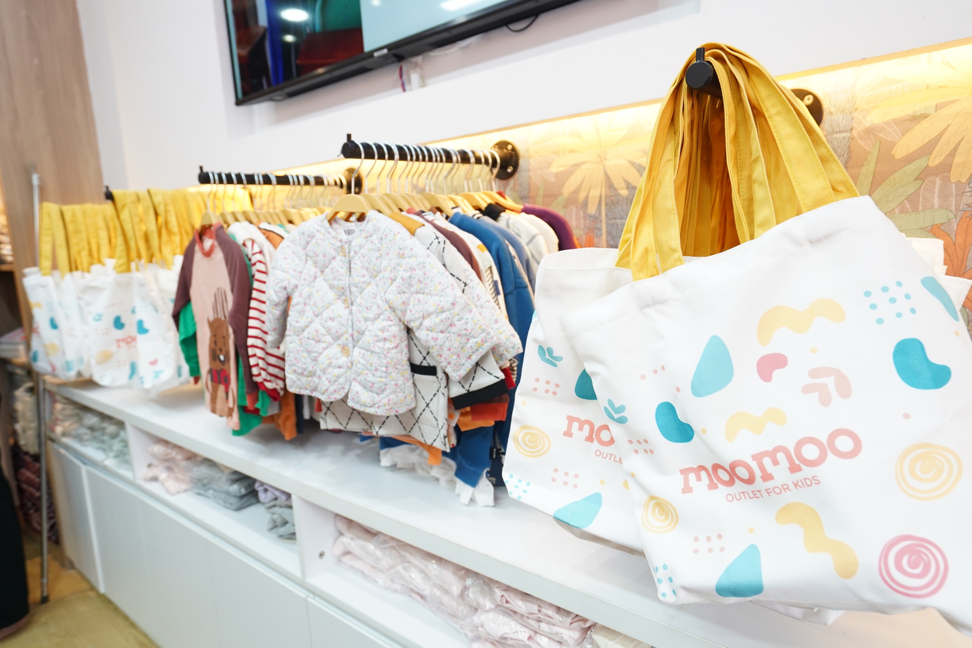 Quy tụ nhiều thương hiệu chất lượng, cửa hàng thời trang trẻ em mới đổ bộ Hà Nội khiến các mẹ thích mê - Ảnh 1.