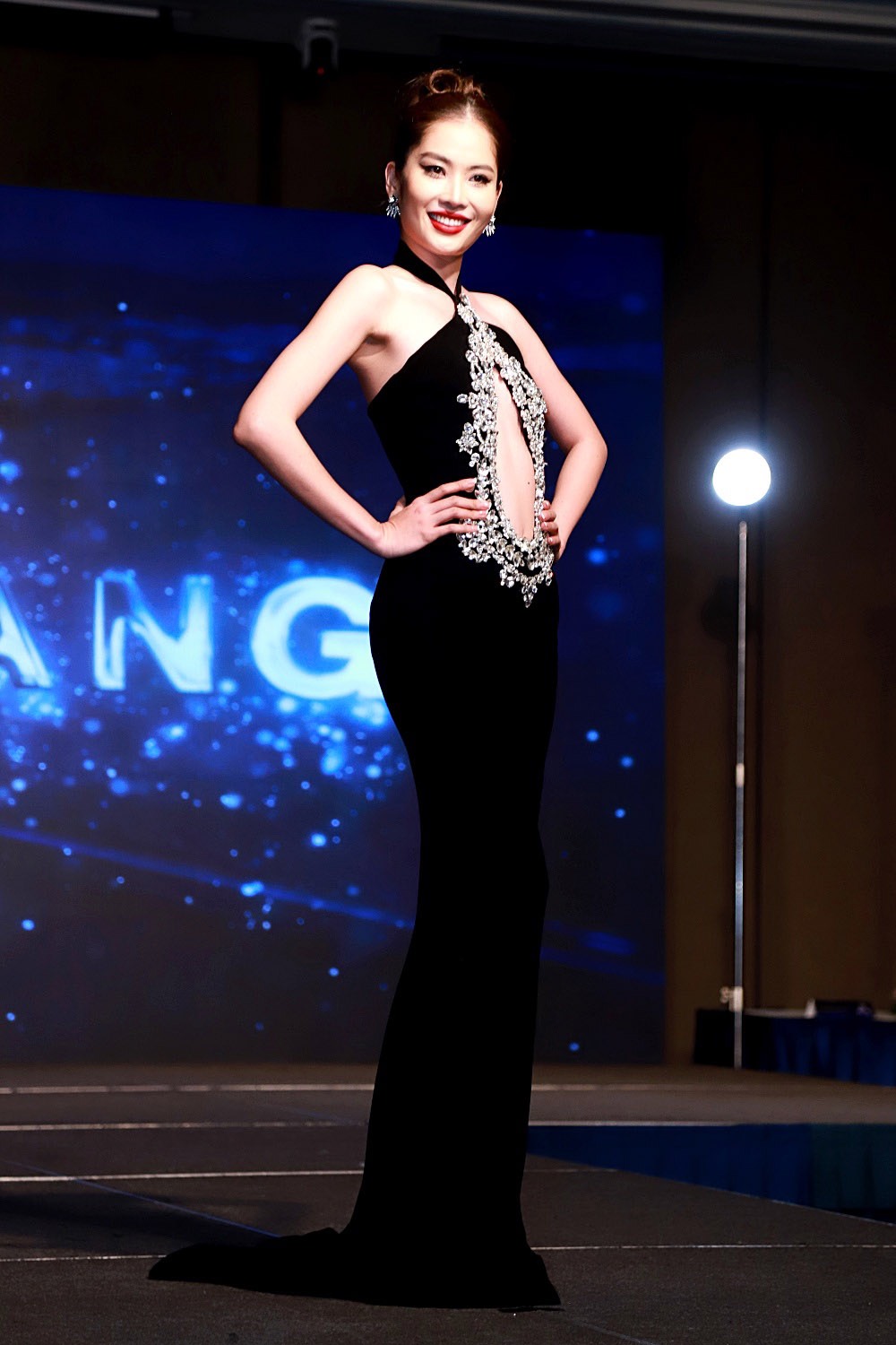Dàn mỹ nhân hội tụ Miss Universe Vietnam: Hương Ly hở bạo khoe vòng 1, Lệ Nam cũng không kém cạnh - Ảnh 2.