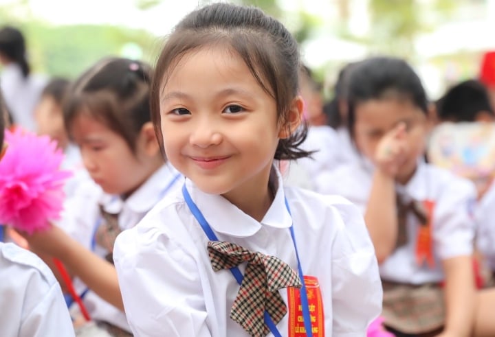'Biến tướng' đồng phục, đến giày dép, ba lô cũng phải giống nhau - Ảnh 1. 'Biến tướng' đồng phục, đến giày dép, ba lô cũng phải giống nhau - Ảnh 1.