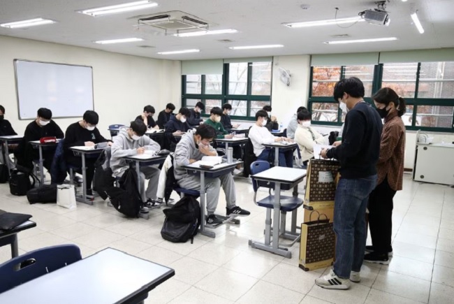Hàn Quốc: Bắt quả tang 24 giáo viên bán đề thi đại học cho các cơ sở dạy thêm - Ảnh 1.