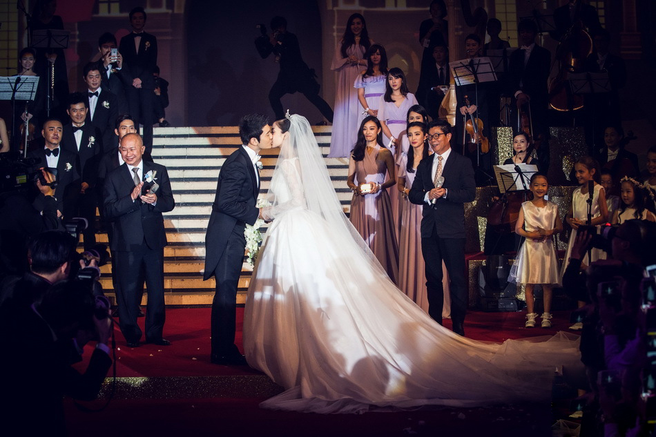 Váy cưới của các cô dâu Dior: Song Hye Kyo, Angelababy tạo cú nổ truyền thông - Ảnh 2.