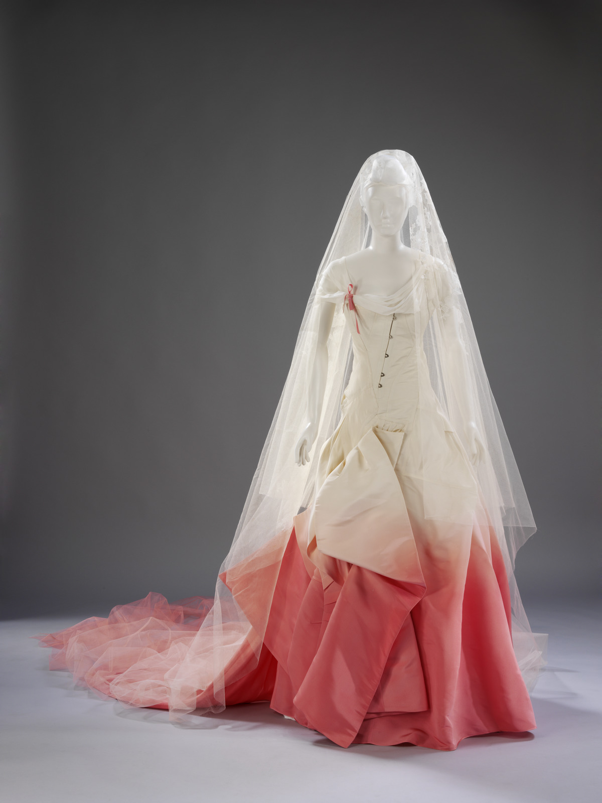 5 kiểu váy cưới độc đáo nhất dành cho mùa cưới 2016 - ELLE