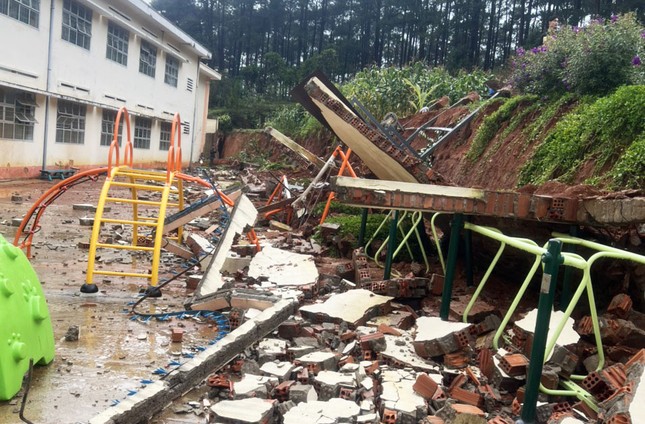 Tường rào một trường học ở Lâm Đồng đổ sập ngay trong giờ học - Ảnh 1.
