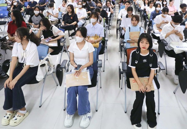 Trường đại học lay lắt tồn tại - Ảnh 1.