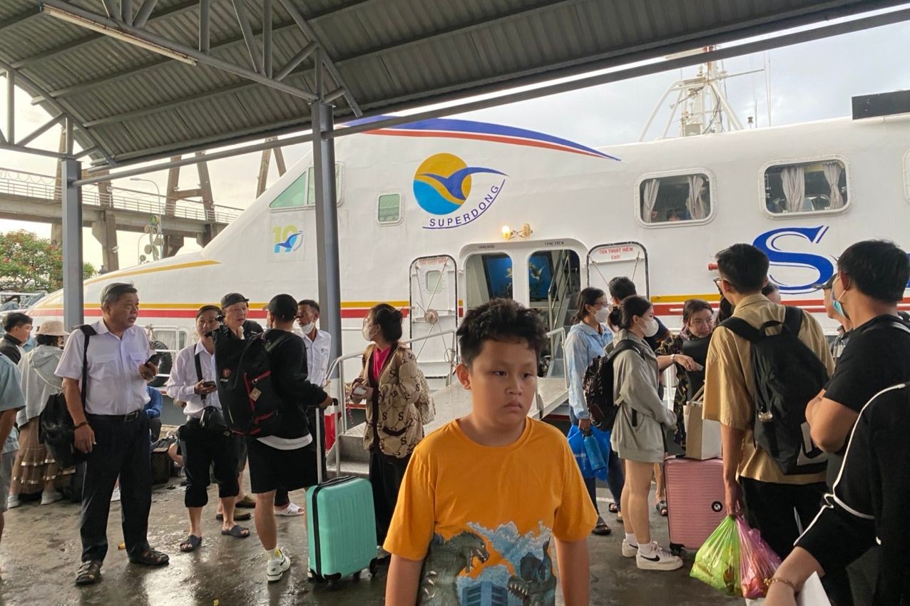 Tàu đi Phú Quốc, Nam Du tạm ngừng hoạt động, hàng trăm hành khách &quot;chôn chân&quot; tại bến cảng - Ảnh 2.