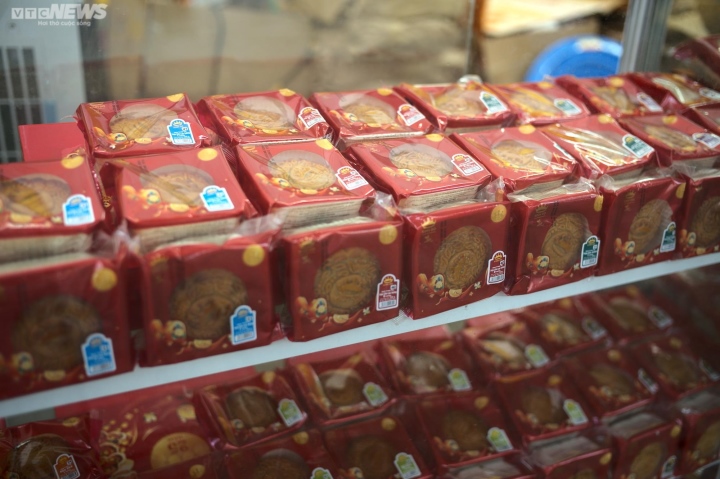 Nguy&ecirc;n liệu đắt đỏ, gi&aacute; b&aacute;nh Trung thu tăng cao - Ảnh 1.