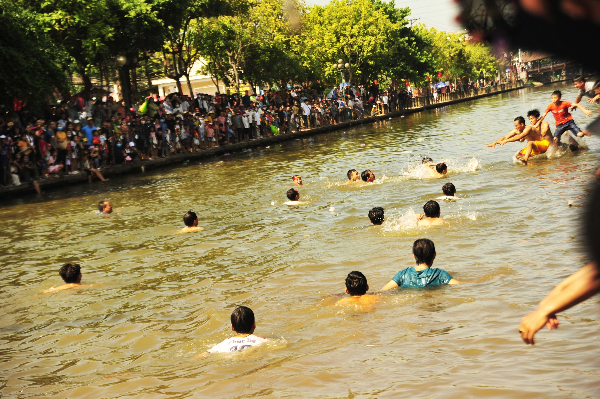 Trò chơi đuổi bắt vịt vô cùng hấp dẫn