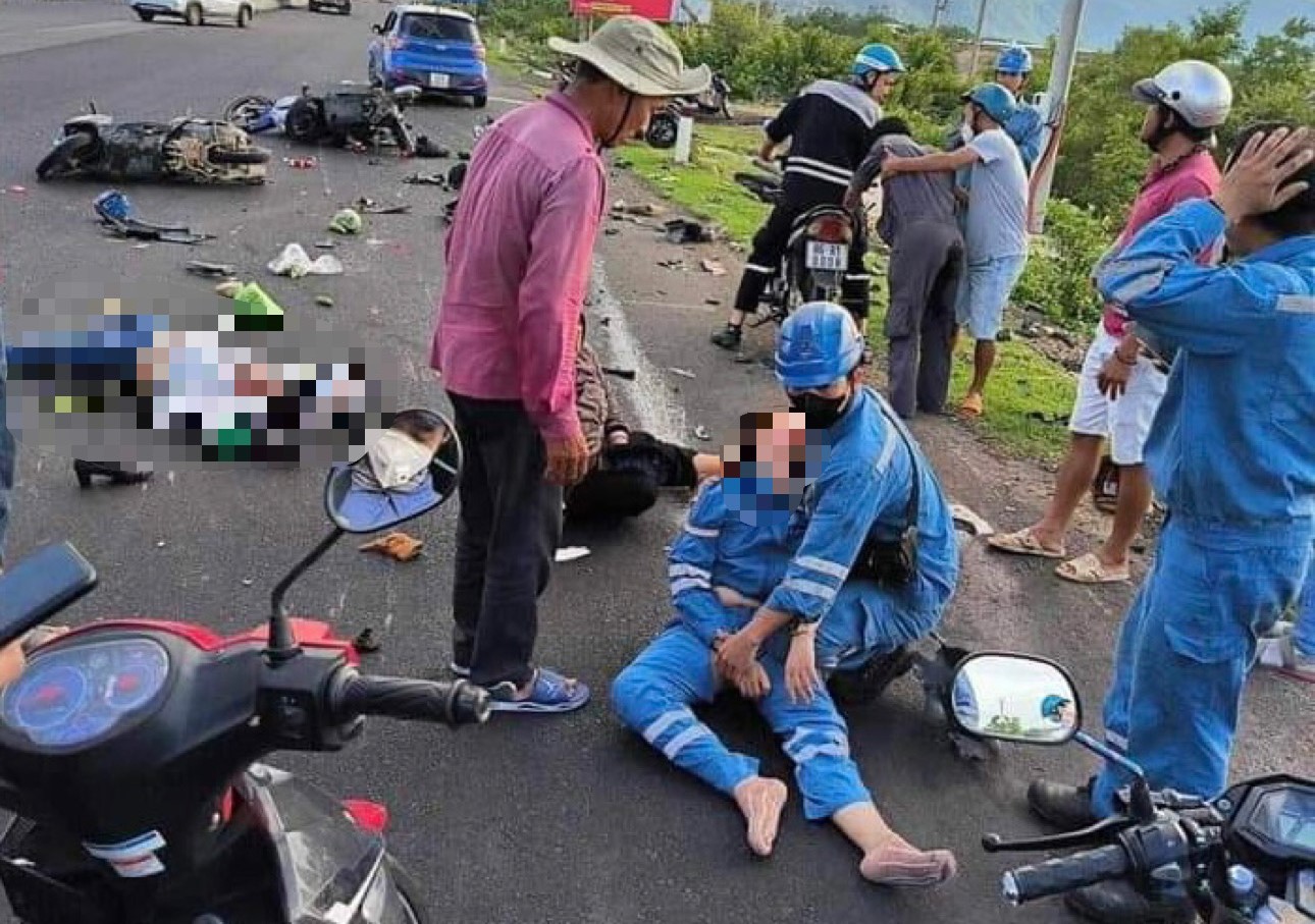 Người lái ôtô tông hàng loạt xe máy đang chờ đèn đỏ tại Bình Thuận... mới 16 tuổi! - Ảnh 1.