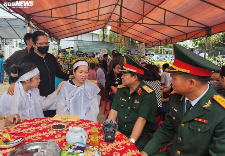 Vợ trung tá hy sinh cứu dân: &quot;Hôm nay sinh nhật anh, em và con đã đặt bánh kem&quot; - Ảnh 2.