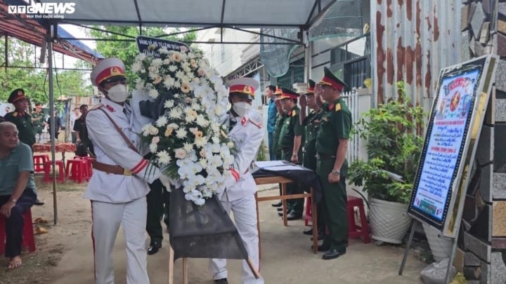 Vợ trung tá hy sinh cứu dân: &quot;Hôm nay sinh nhật anh, em và con đã đặt bánh kem&quot; - Ảnh 1.