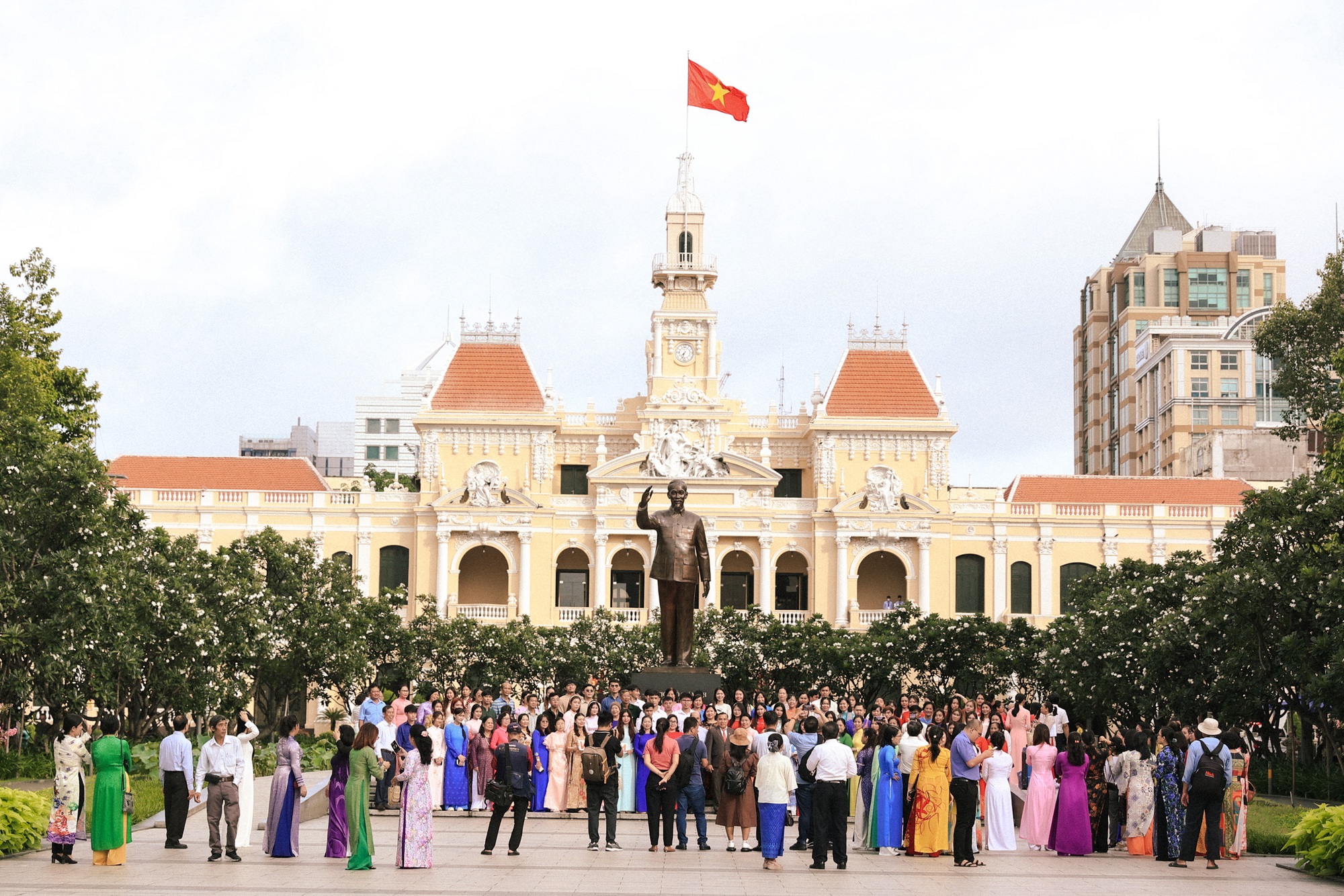 TP.HCM yên bình sáng 2/9: Mọi góc phố phấp phới cờ hoa - Ảnh 18. TP.HCM yên bình sáng 2/9: Mọi góc phố phấp phới cờ hoa - Ảnh 18.
