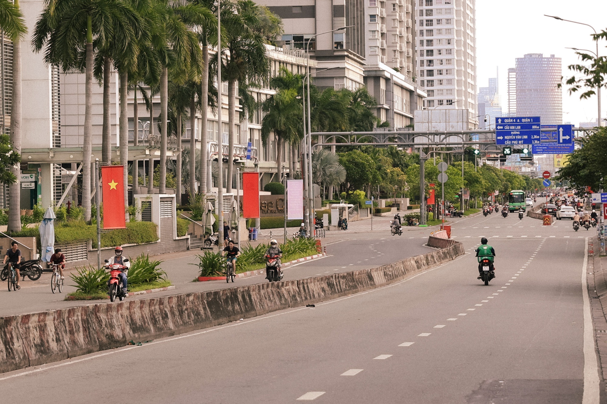 TP.HCM yên bình sáng 2/9: Mọi góc phố phấp phới cờ hoa - Ảnh 2. TP.HCM yên bình sáng 2/9: Mọi góc phố phấp phới cờ hoa - Ảnh 2.
