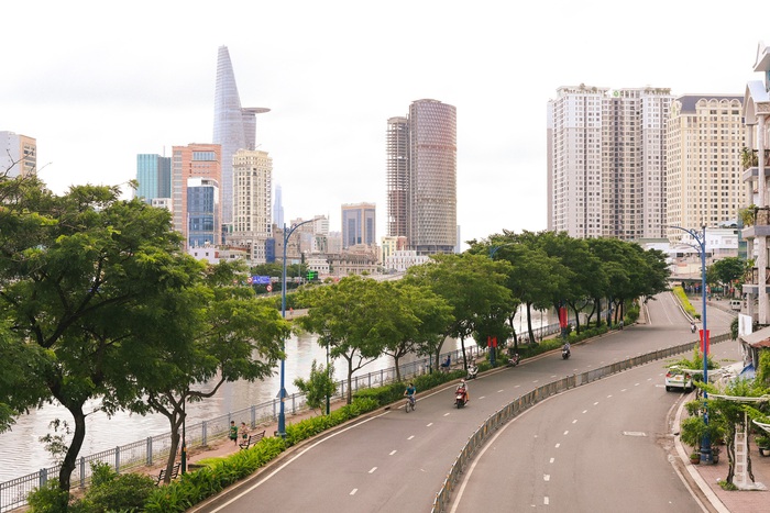 TP.HCM yên bình sáng 2/9: Mọi góc phố phấp phới cờ hoa - Ảnh 1. TP.HCM yên bình sáng 2/9: Mọi góc phố phấp phới cờ hoa - Ảnh 1.