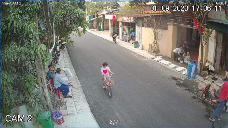 Ninh Bình: Cháu bé đi xe đạp lạc đường gần 50 km được công an trao trả cho gia đình - Ảnh 2.